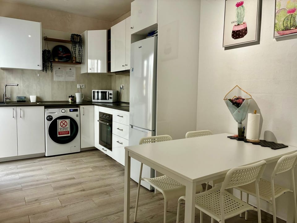 Kitchen or kitchenette, Dining area