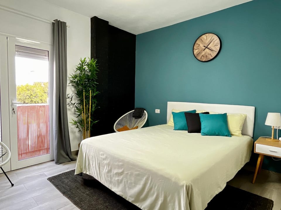 Photo of the whole room, Bedroom