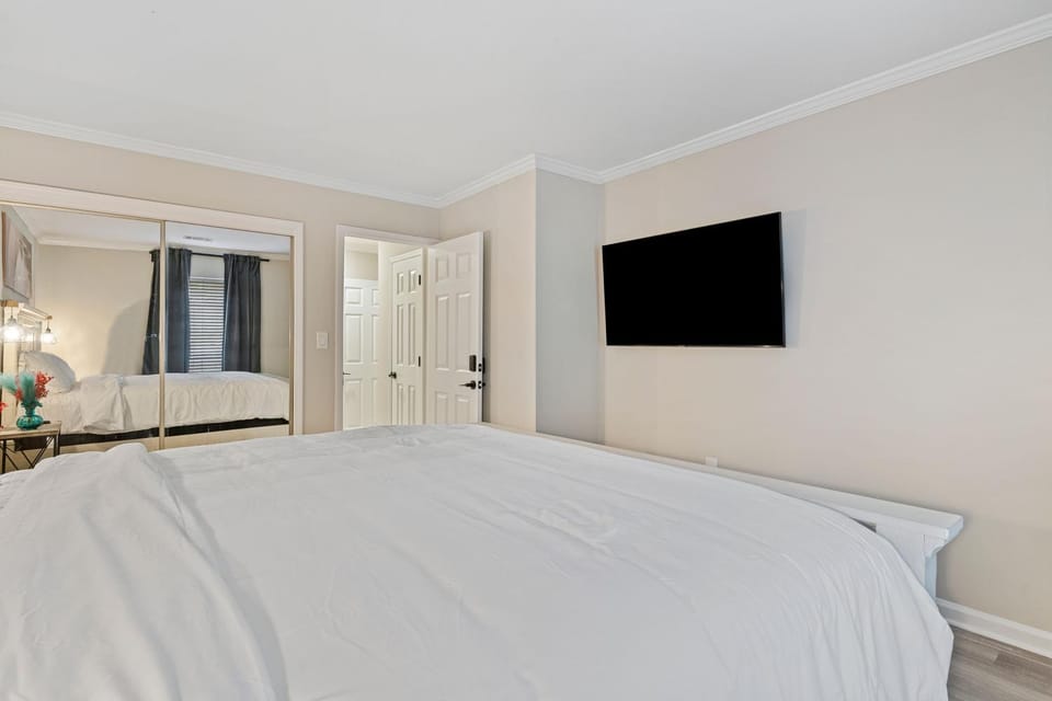 Bed, TV and multimedia, Photo of the whole room, Bedroom