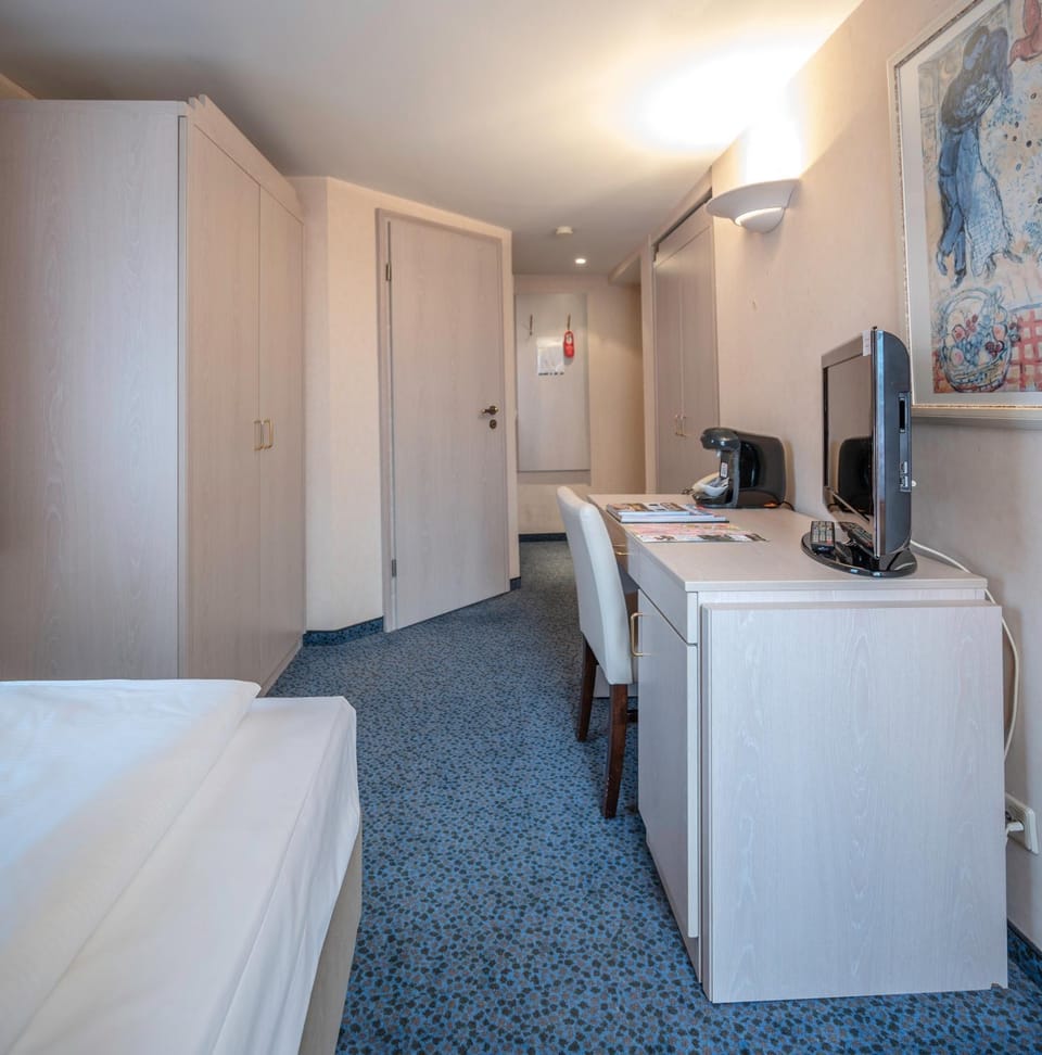 TV and multimedia, Photo of the whole room, Bedroom, hair dresser, wardrobe