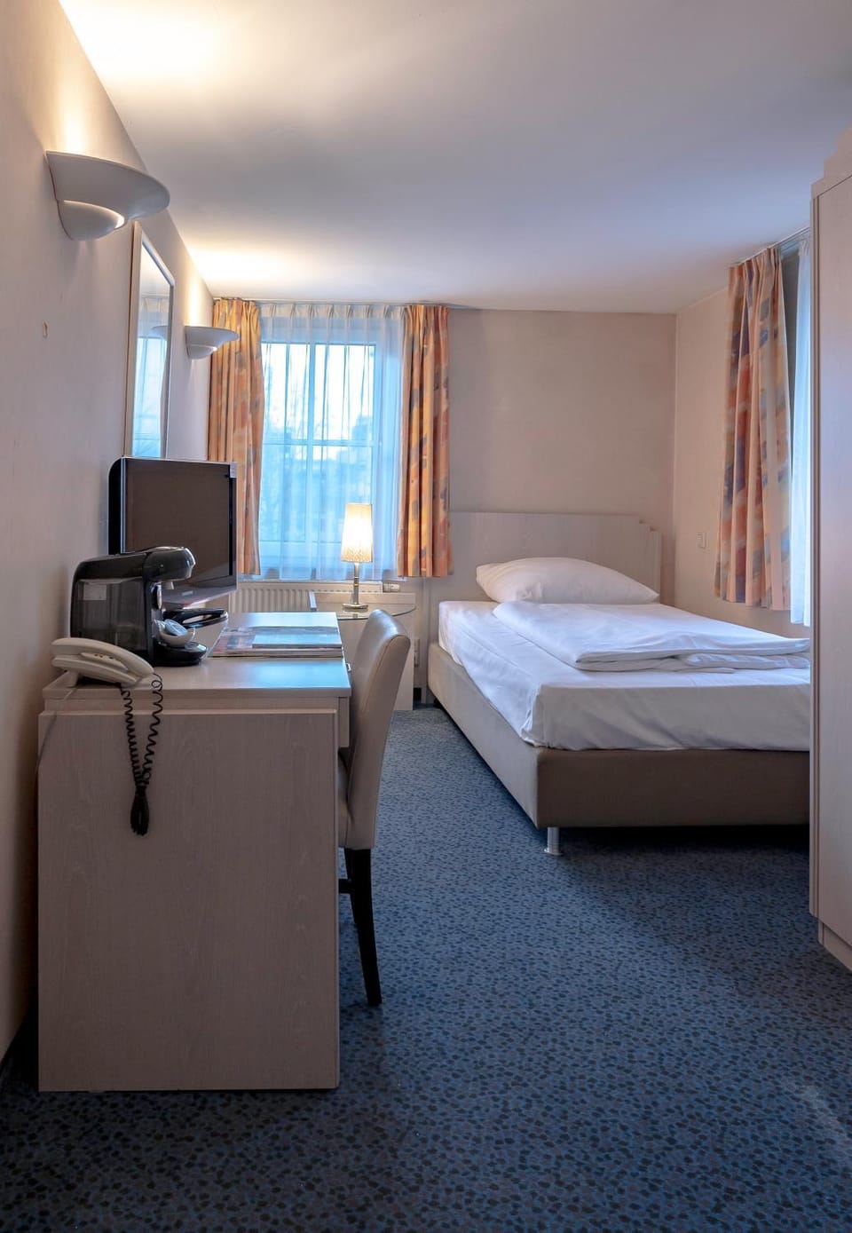 Bed, TV and multimedia, Photo of the whole room, Bedroom, hair dresser