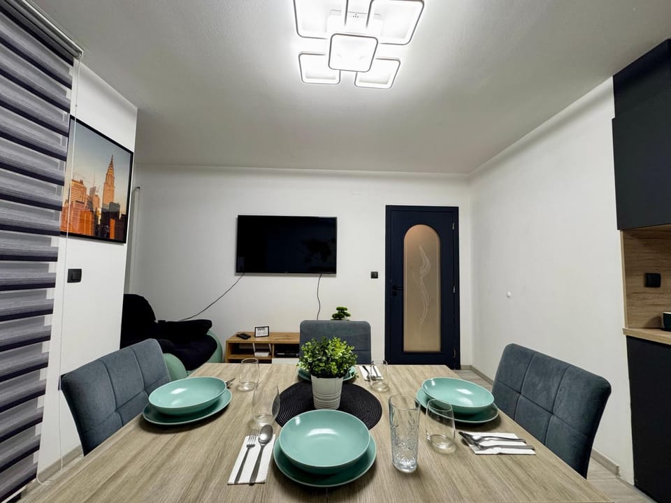 Communal lounge/ TV room, TV and multimedia, Living room, Seating area, Dining area, Evening entertainment