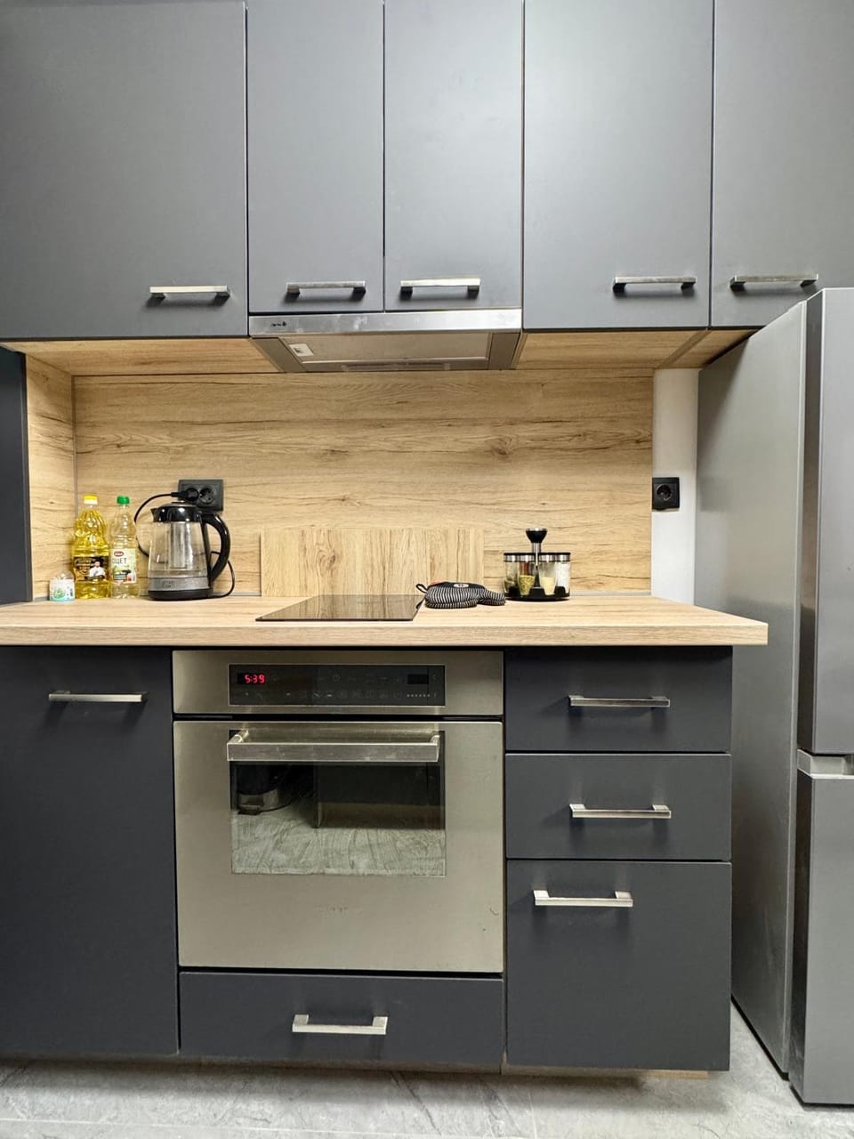 Kitchen or kitchenette, minibar, stove