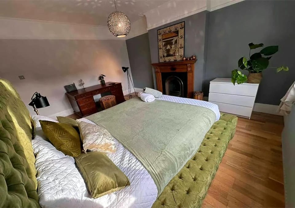 Bed, Living room, Photo of the whole room, Seating area, Bedroom