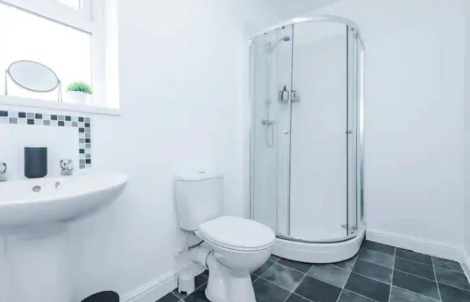 Shower, Toilet, Bathroom, Other, Photo of the whole room, internet, towels