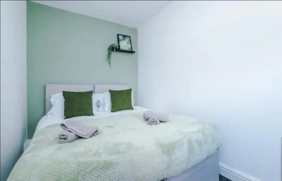 Bed, Other, Photo of the whole room, Decorative detail, Seating area, Bedroom, internet, towels