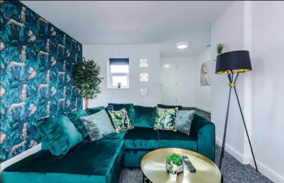 Living room, Photo of the whole room, Decorative detail, Seating area, internet