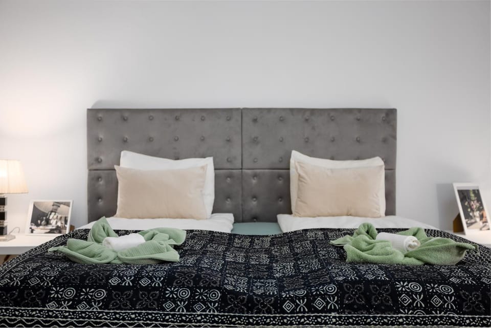 Bed, towels