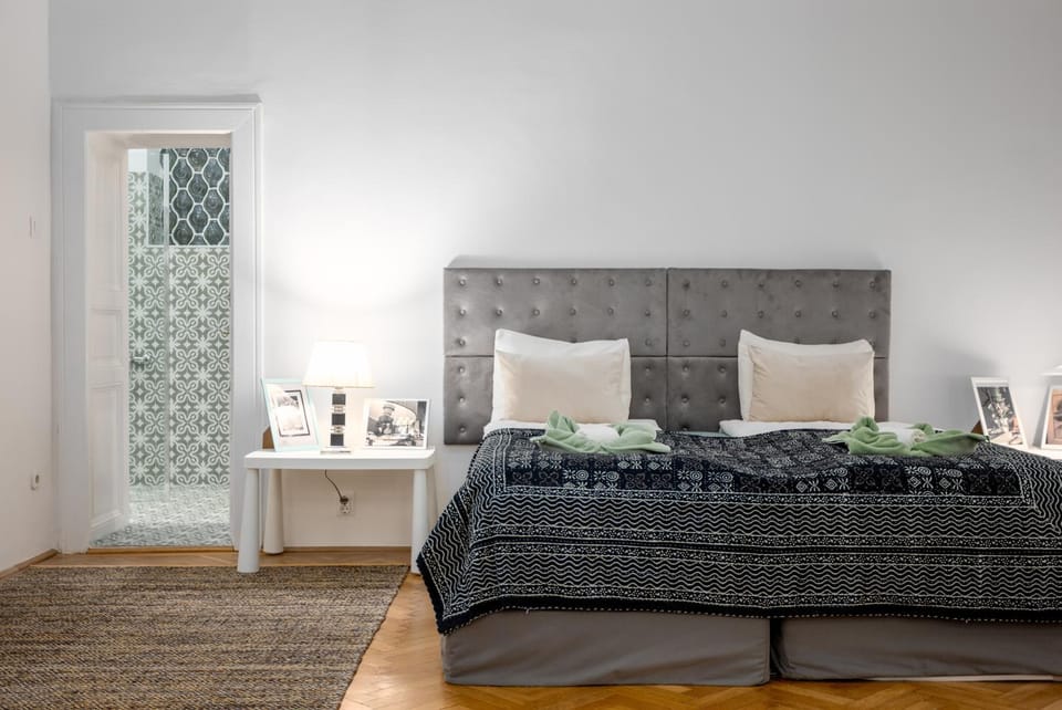 Bed, Photo of the whole room, towels