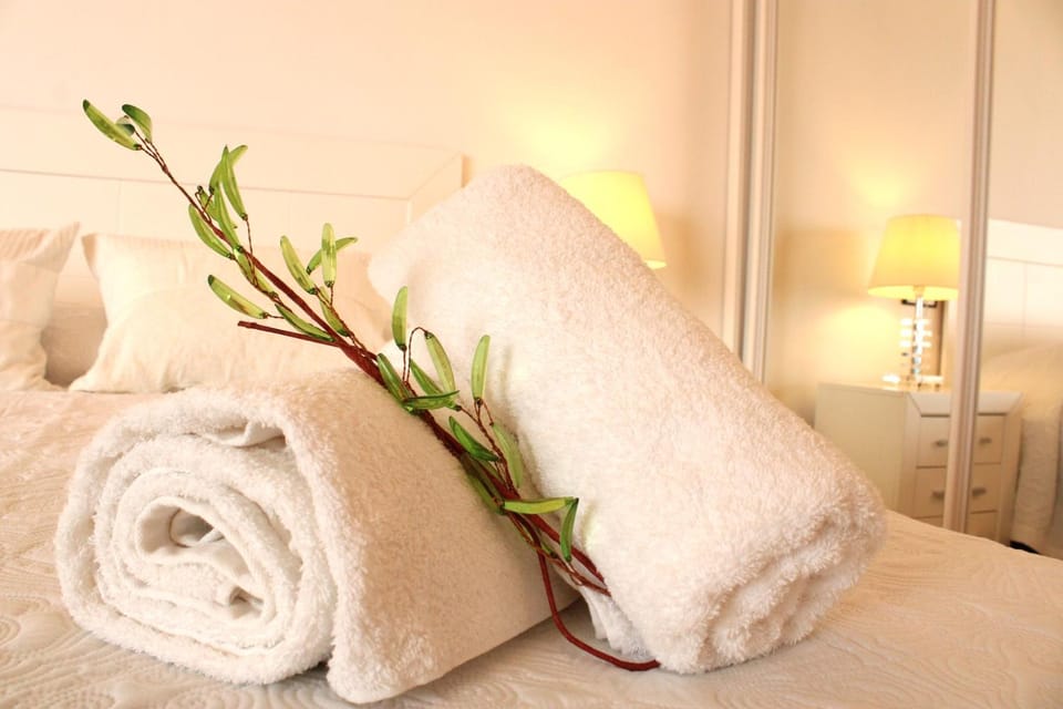 Bed, towels