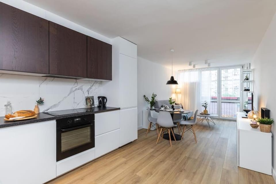 Coffee/tea facilities, Kitchen or kitchenette, Dining area, stove