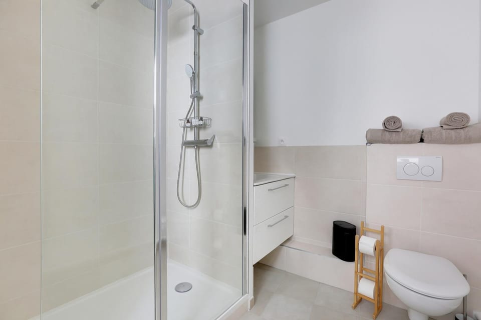 Shower, Toilet, Bathroom, towels, washing machine