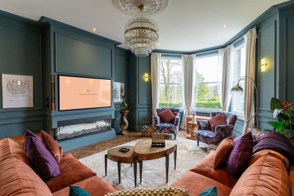 Communal lounge/ TV room, People, Game Room, TV and multimedia, View (from property/room), Living room, Other, Photo of the whole room, Seating area, Evening entertainment, Evening entertainment, Meeting/conference room, Pets, Guests, Garden view, Street view, Area and facilities, group of guests, Family, fireplace, furniture, heating, internet, pet friendly