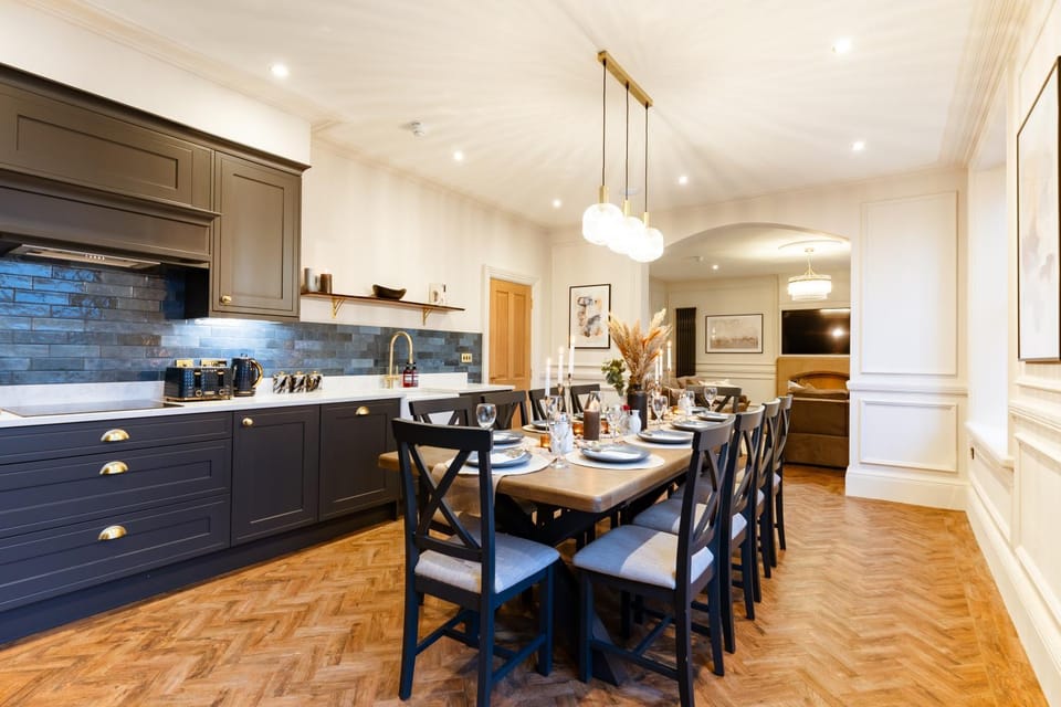 Communal lounge/ TV room, TV and multimedia, Coffee/tea facilities, Kitchen or kitchenette, Living room, Food and drinks, Other, Photo of the whole room, Seating area, Dining area, Meeting/conference room, Food, Area and facilities, Meals, Breakfast, Lunch, Dinner, Drinks, group of guests, Family, dishwasher, fireplace, furniture, heating, microwave, oven, pet friendly, storage, stove, toaster, towels, kitchen