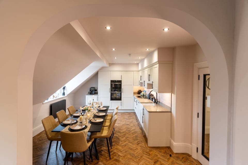 People, Coffee/tea facilities, Kitchen or kitchenette, Food and drinks, Other, Photo of the whole room, Seating area, Dining area, Meeting/conference room, Food, Pets, Guests, Area and facilities, Meals, Breakfast, Lunch, Dinner, Drinks, group of guests, Family, dishwasher, fireplace, furniture, heating, microwave, minibar, oven, pet friendly, storage, stove, toaster, kitchen, acessibility