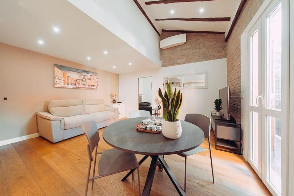 TV and multimedia, Living room, Seating area, Dining area
