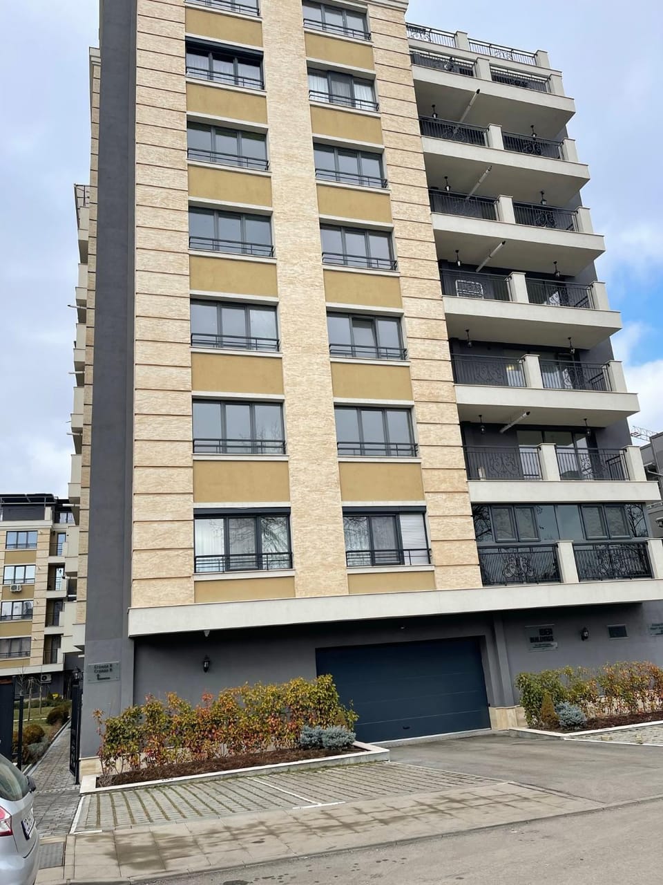 Property building, Day, Neighbourhood, Street view, Location, Parking