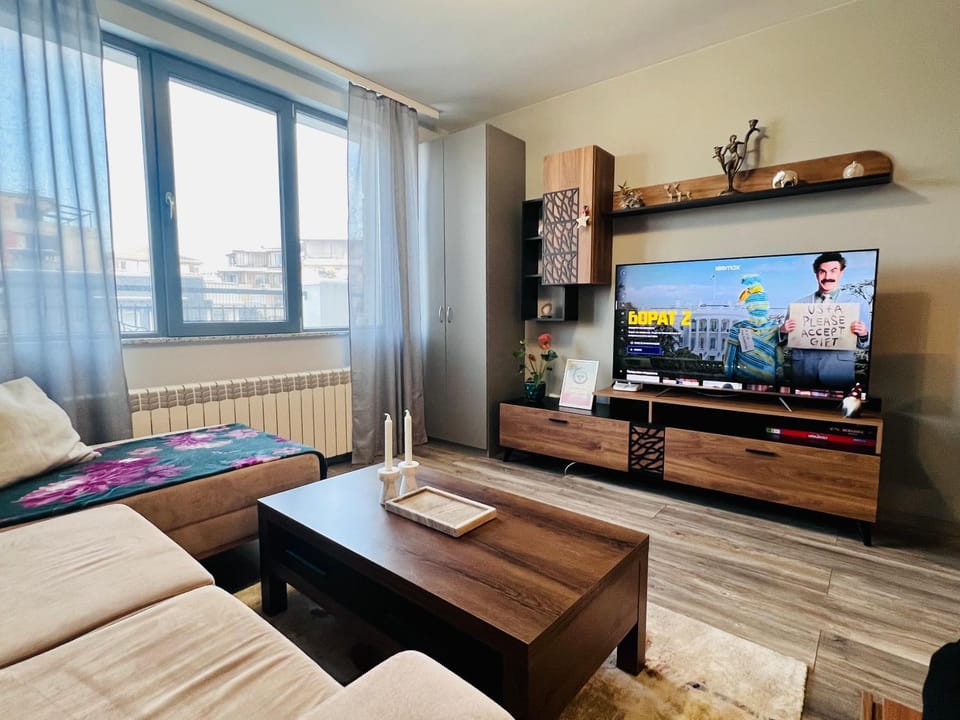 Communal lounge/ TV room, TV and multimedia, View (from property/room), Living room, Photo of the whole room, Seating area, City view, internet