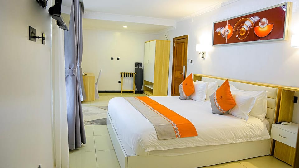 Bed, TV and multimedia, Photo of the whole room, Bedroom, wardrobe, air conditioner