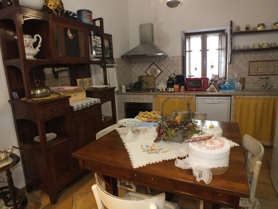 Kitchen or kitchenette, Dining area, pet friendly, stove