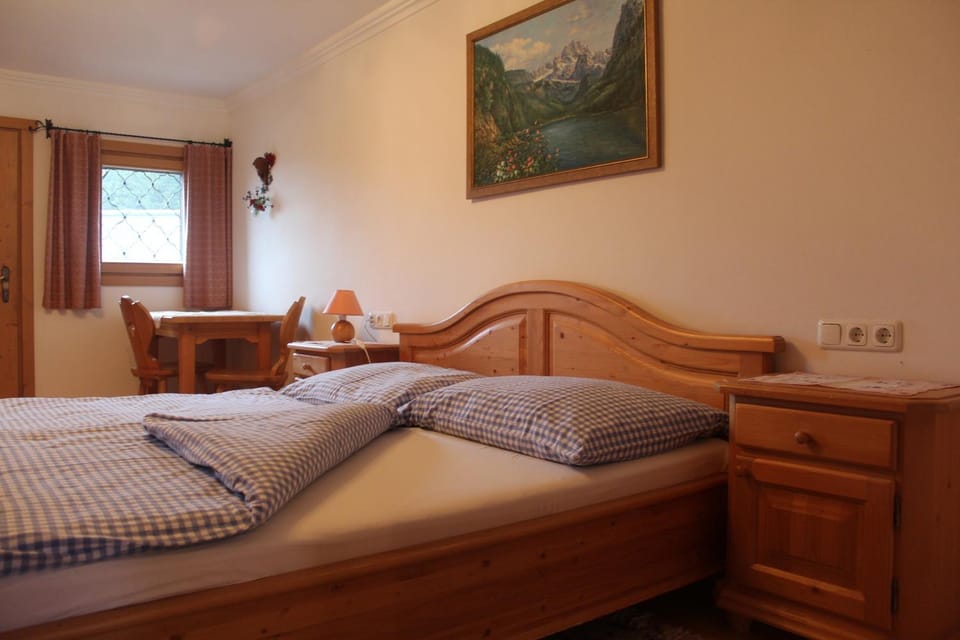 Bed, Photo of the whole room, Seating area, Bedroom