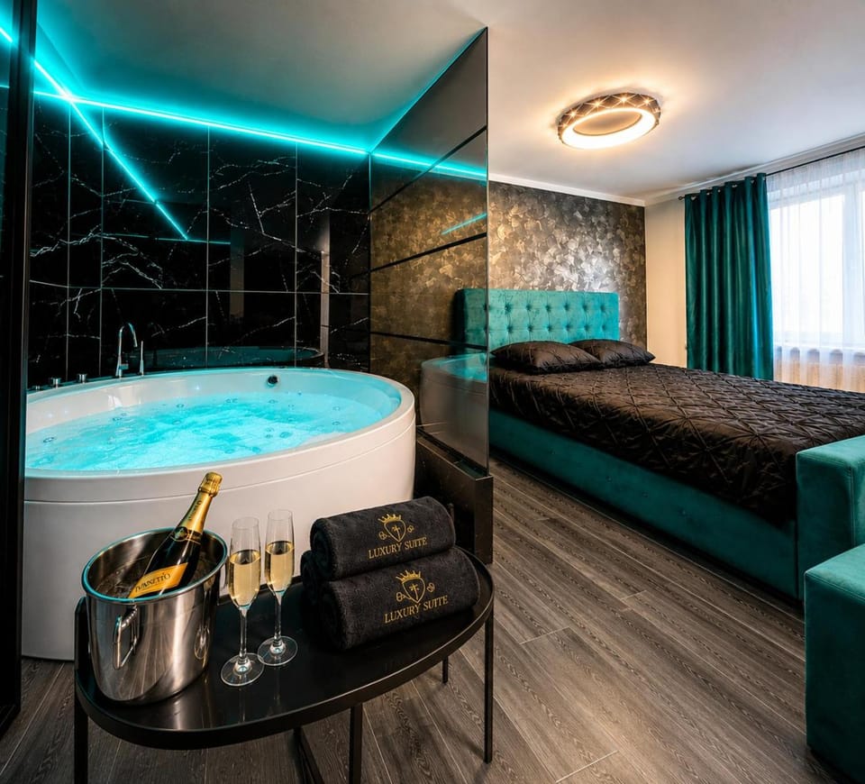 Bed, Hot Tub