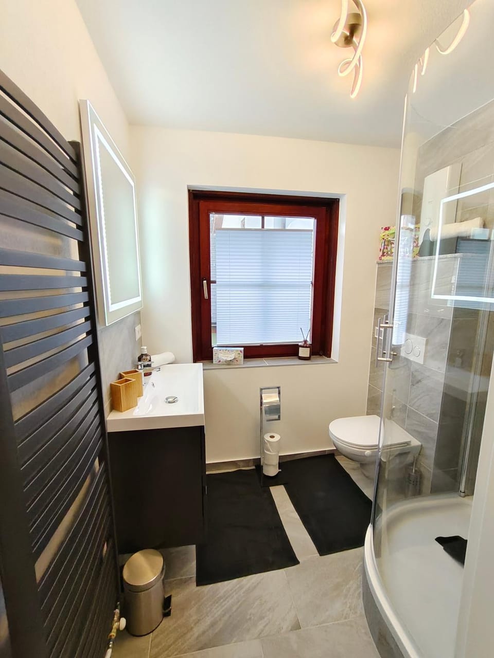 Shower, Toilet, Bathroom, towels