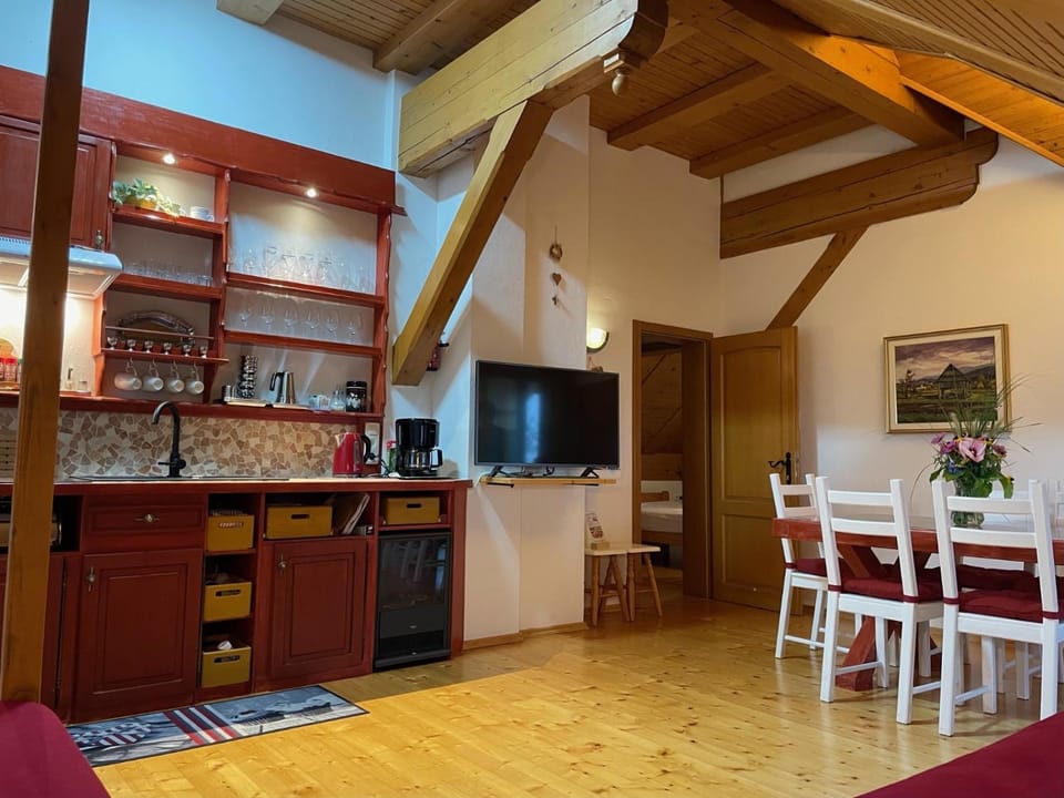 Kitchen or kitchenette, Seating area, Dining area, kitchen