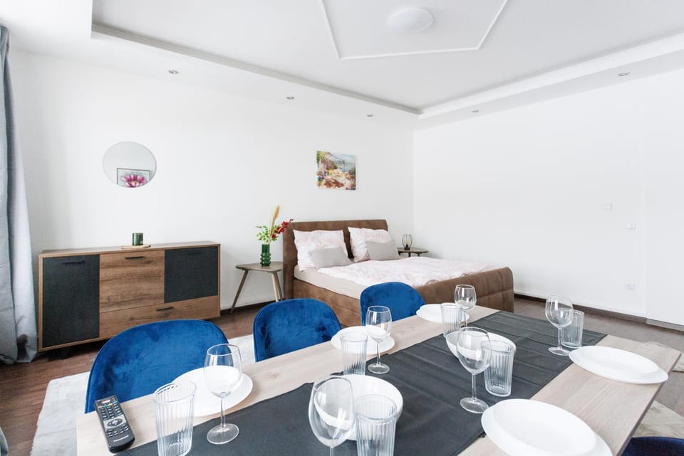 Communal lounge/ TV room, Bed, TV and multimedia, Living room, Seating area, Dining area, Bedroom, City view, City view, wardrobe