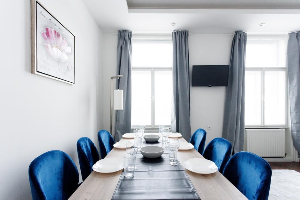 Communal lounge/ TV room, TV and multimedia, Living room, Seating area, Dining area, City view, City view