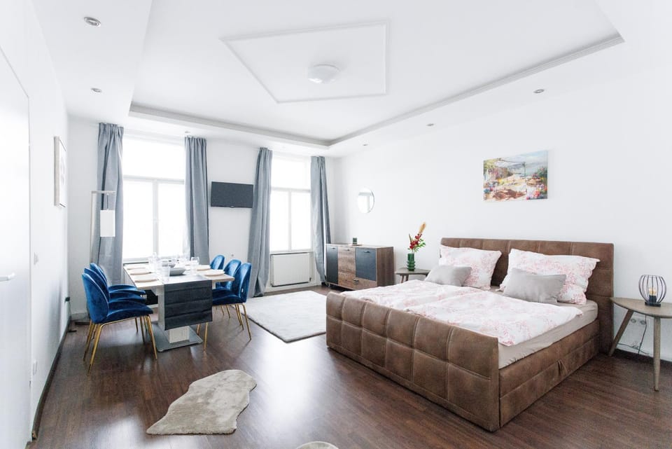 Communal lounge/ TV room, Bed, TV and multimedia, Living room, Photo of the whole room, Seating area, Dining area, Bedroom, City view, internet, internet, wardrobe