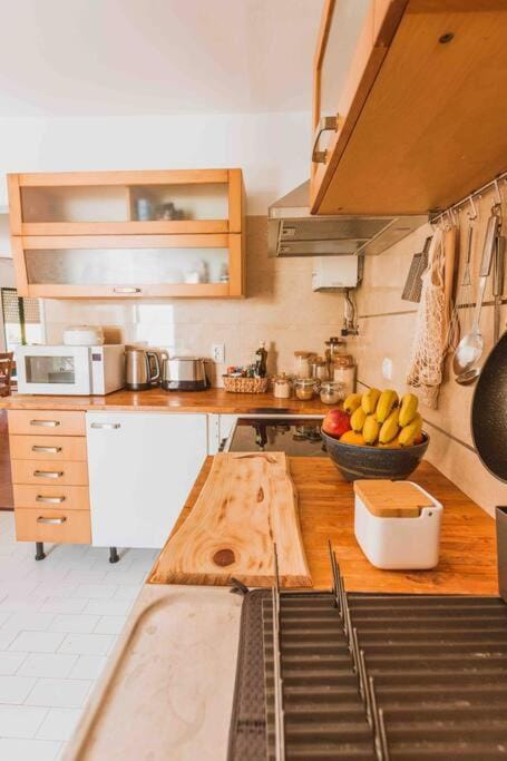 Kitchen or kitchenette, minibar, stove