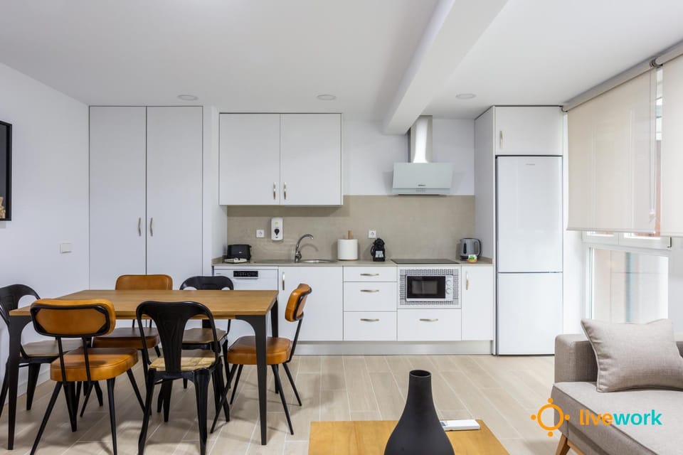 Coffee/tea facilities, Kitchen or kitchenette, Dining area, dishwasher, microwave, stove, kitchen