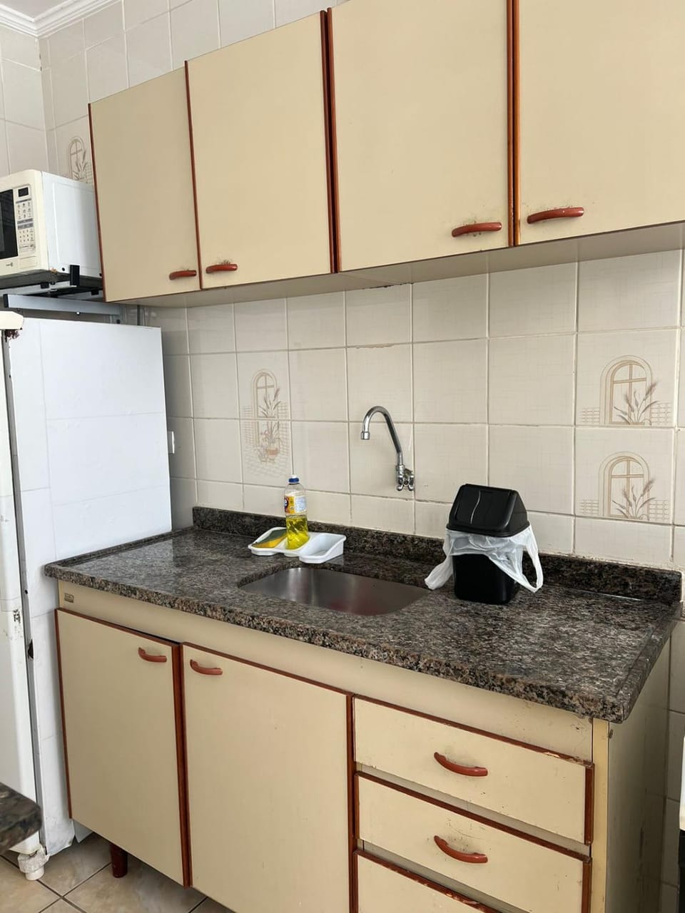 Kitchen or kitchenette, minibar