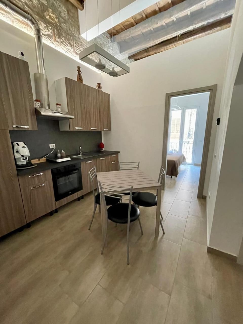 Kitchen or kitchenette, Seating area, Dining area, stove
