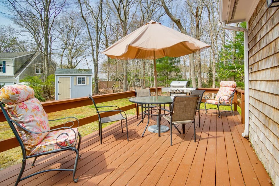 Golf & Unwind: Family Home 2 Mi to Covell’s Beach! House in Centerville