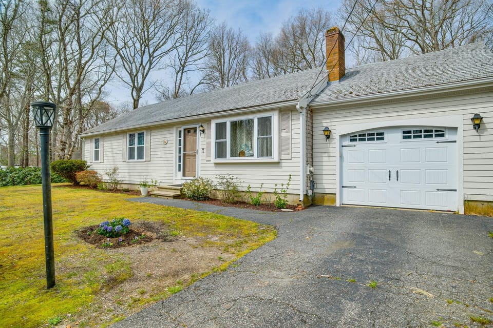 Golf & Unwind: Family Home 2 Mi to Covell’s Beach! House in Centerville