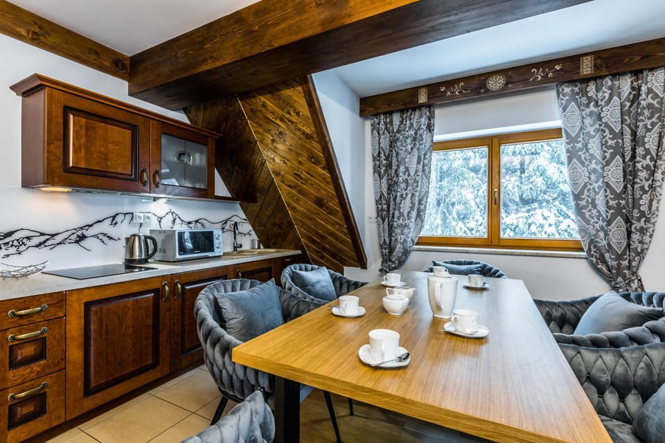 Kitchen or kitchenette, Dining area