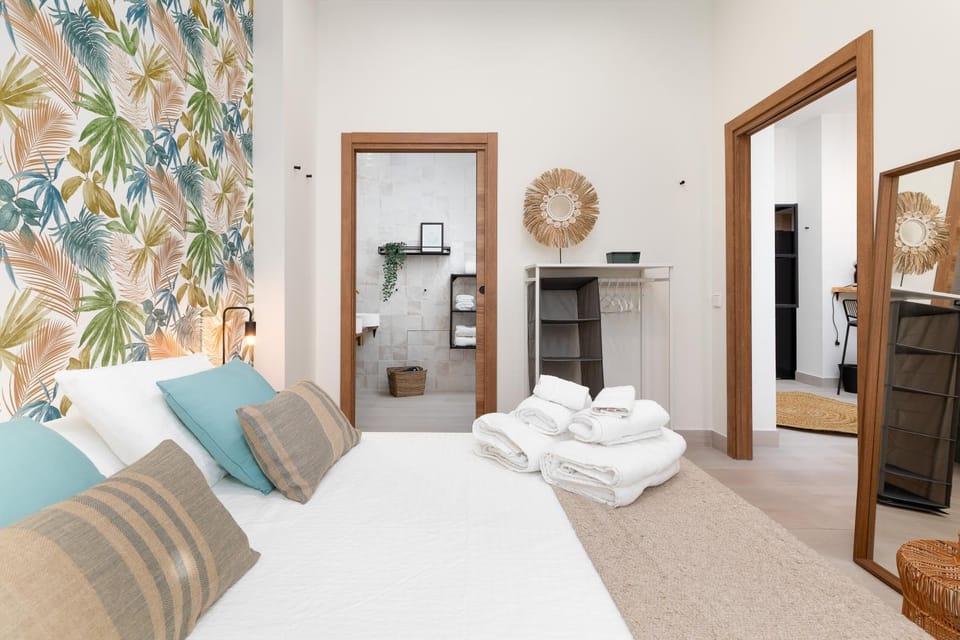 Bed, Photo of the whole room, Bedroom, Facility for disabled guests, towels, wardrobe