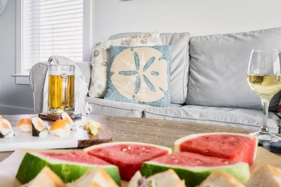Living room, Food and drinks, Seating area, Food, Drinks, Alcoholic drinks