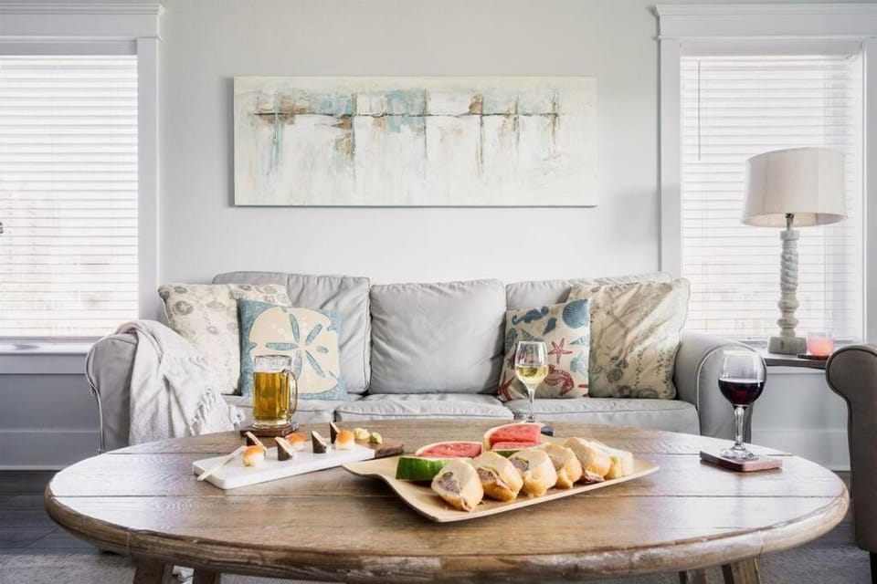 Living room, Food and drinks, Seating area, Dining area, Food, Breakfast, Continental breakfast, Lunch, Dinner, Drinks