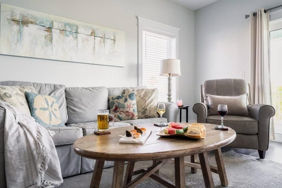 Living room, Food and drinks, Seating area, Dining area, Food