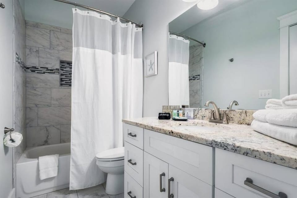 Shower, Toilet, Bathroom, Bath, towels