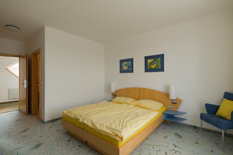 Bed, Photo of the whole room, Seating area, Bedroom
