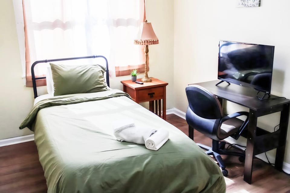 Bed, TV and multimedia, Bedroom