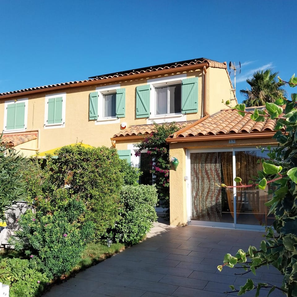 Property building, Garden, Parking