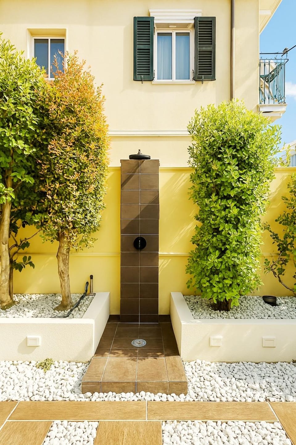 Shower, Property building, Day, Garden, Garden view