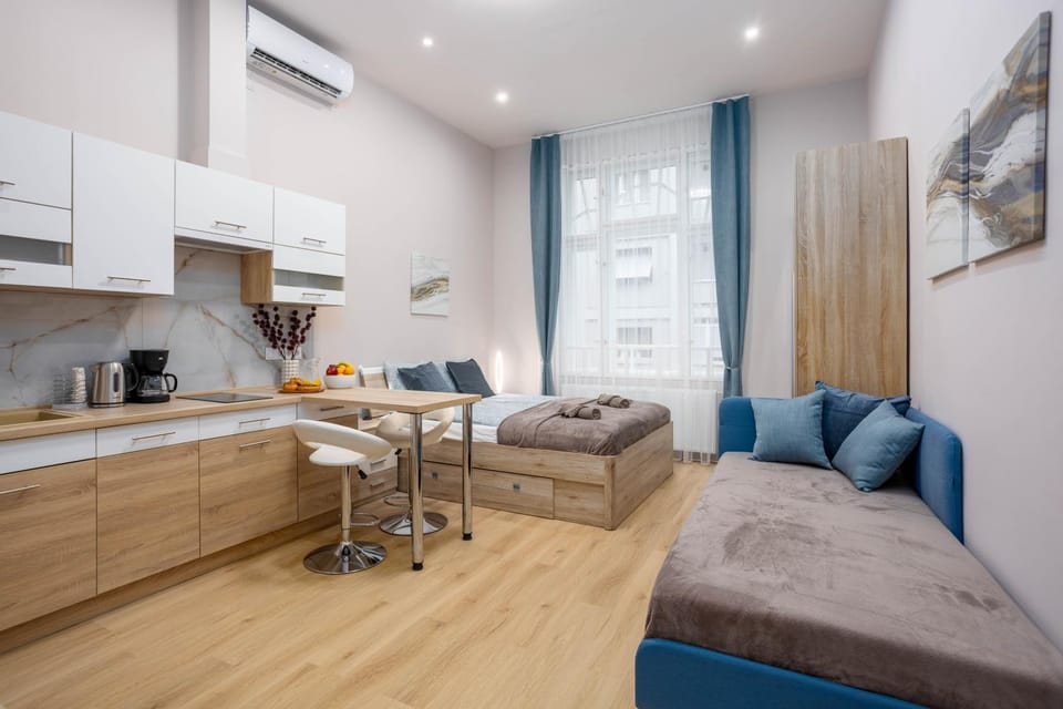 Kitchen or kitchenette, Living room, Seating area, Dining area, minibar