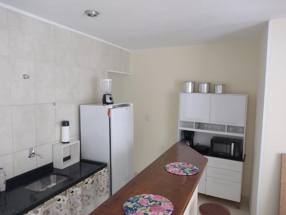 Coffee/tea facilities, Kitchen or kitchenette, Dining area, oven