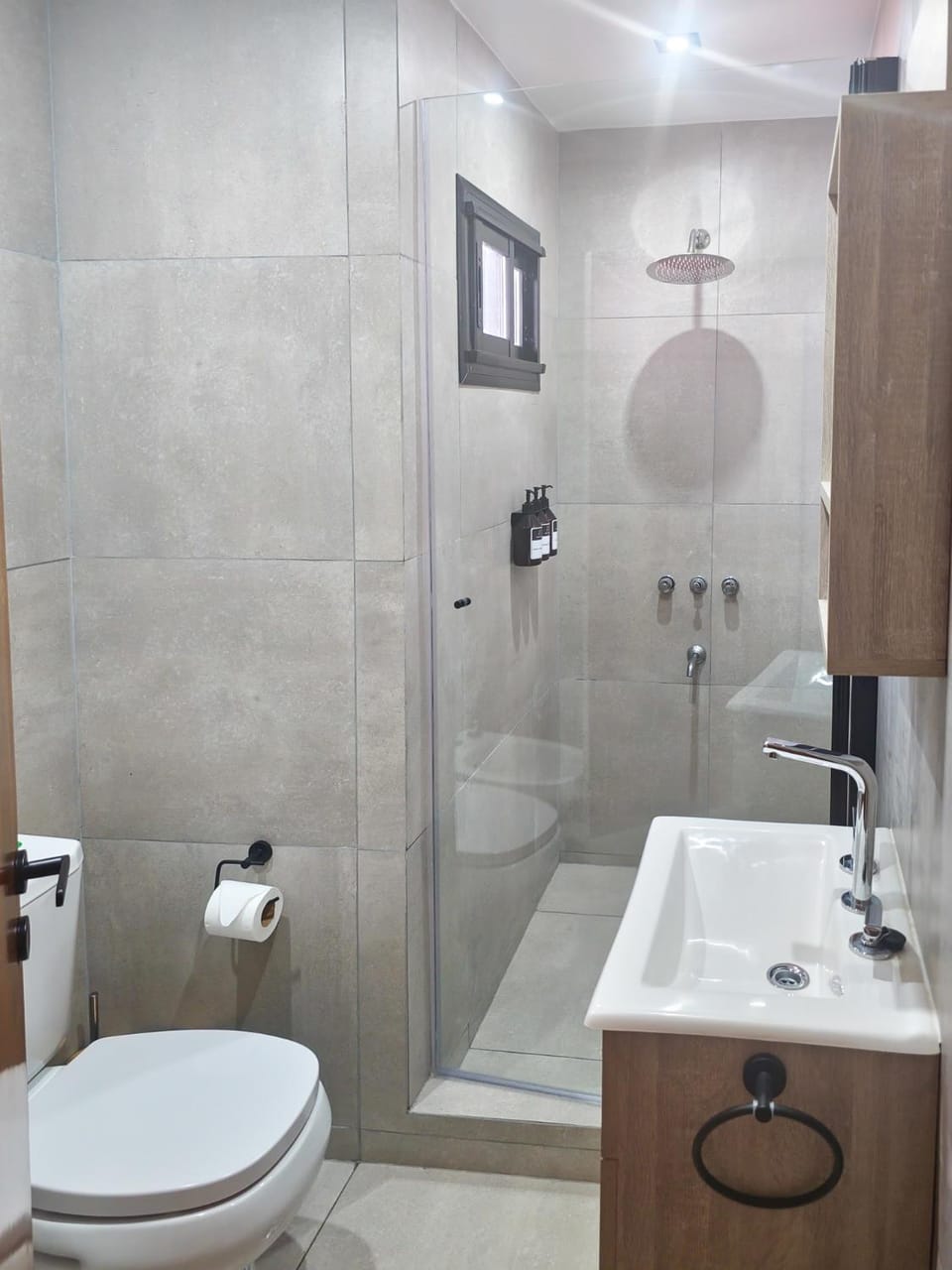 Shower, Toilet, Bathroom, bidet, towels